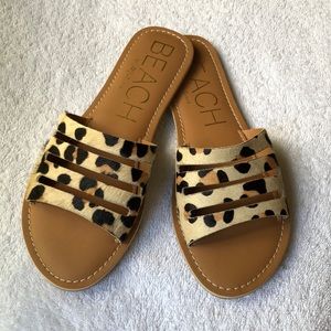 Like New! Beach by Matisse Cowhide Cheetah design flat sandals